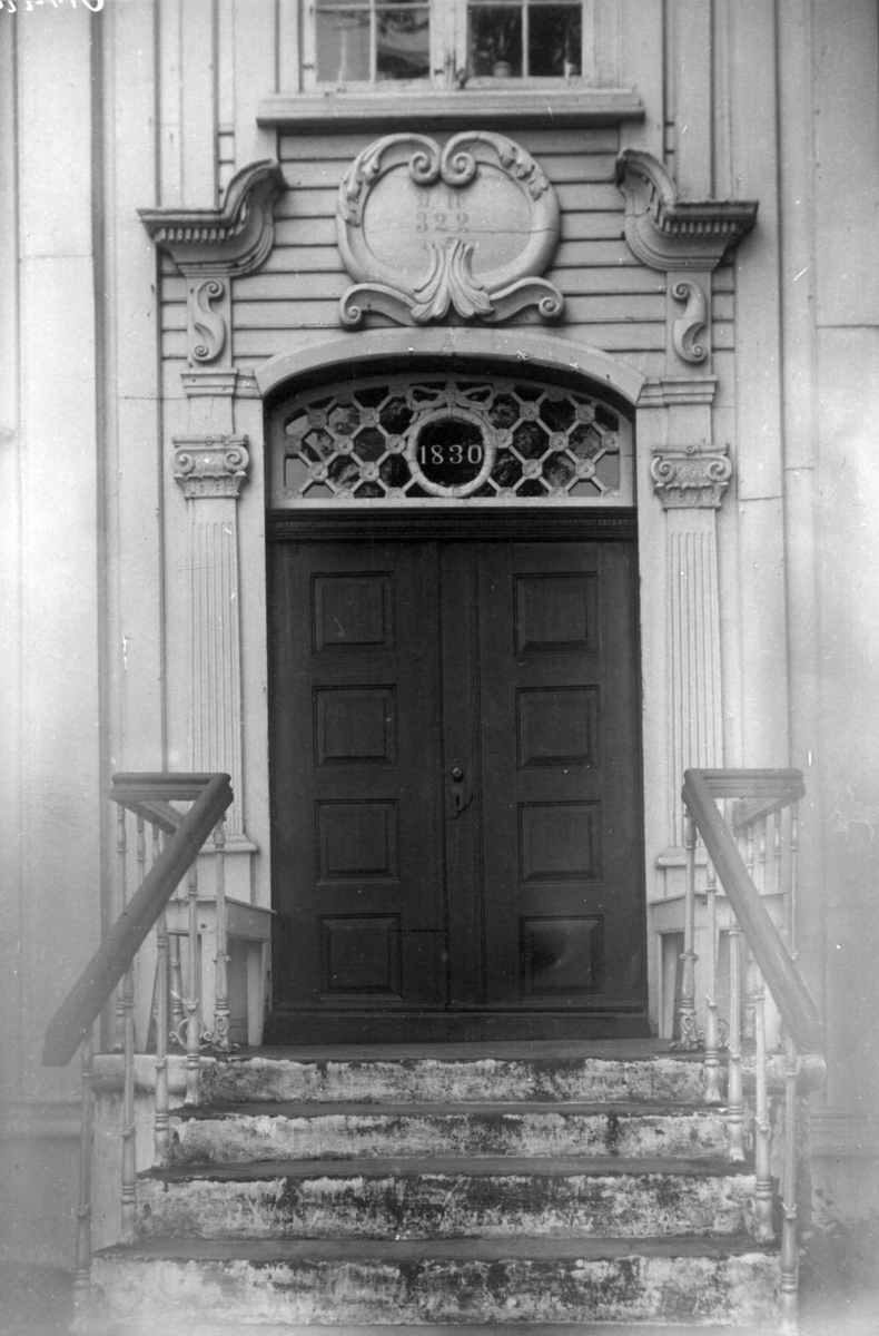 Ytterdør til Lossiusgården, Kristiansund 1912. Døren fører fra husets fasade mot sjøen inn til den vestlige entre.
