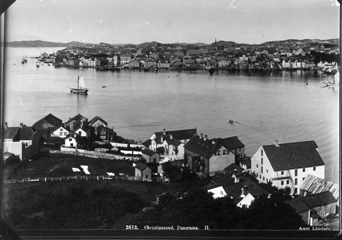 Panorama av Nordlandet, Kristiansund ca 1878-1890.
Del av panorama, jfr. NF.00693-051 og -149