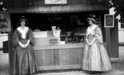 St. Hans feiring på Norsk Folkemuseum i 1916. Kvinner i drak