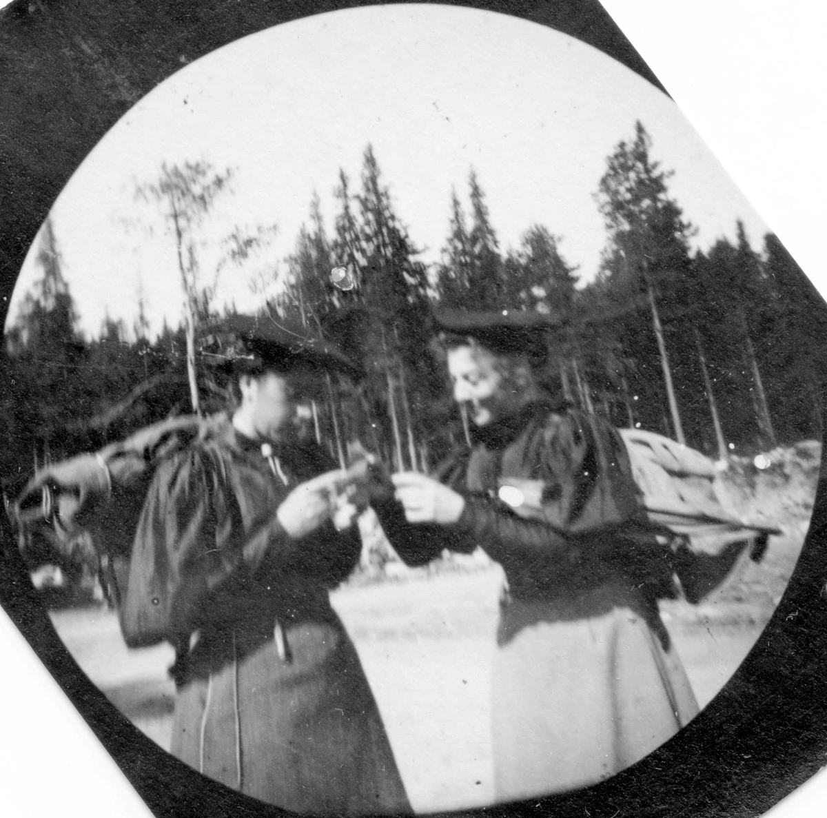 To damer med turutstyr, Tretten, Øyer, Oppland. Frk. Bjørnson og frk. Sørensen.