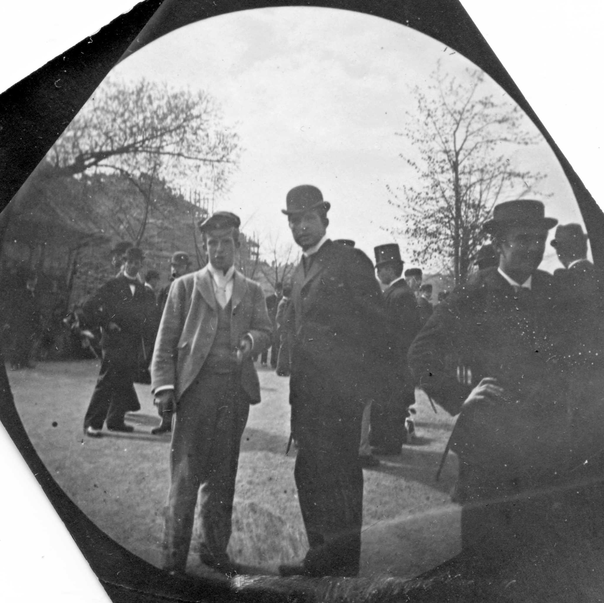 Grupper unge menn står og prater. B. Hiorthdal (student fra 1892) og Thorvald Heiberg midt i bildet.