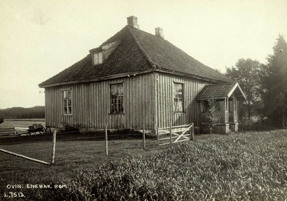 Ovin, Enebakk, Nedre Romerike, Akershus. Våningshus med spisst tak og veranda. Trillebår står ved hushjørne.