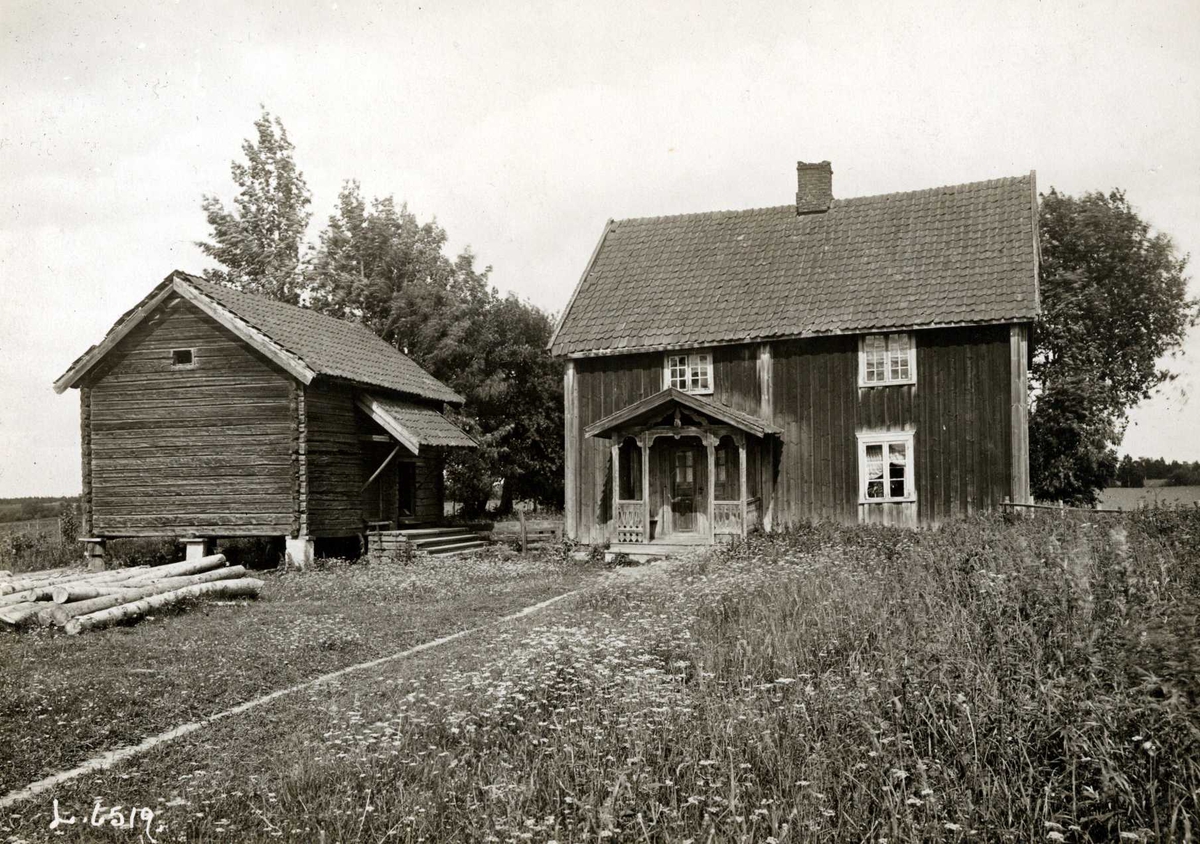 "Nestuen," S. Kjos, Ullensaker, Øvre Romerike, Akershus. Stue med veranda og bu.
