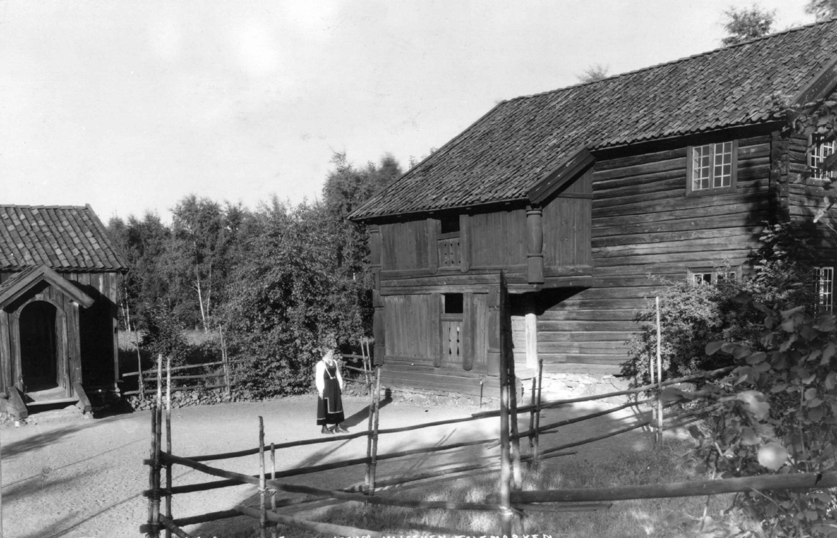 Stue fra Nordre Yli, Heddal og stue fra Akkerhaugen, Sauherad ("Cappelenstua"). Fotografert i Telemarkstunet på Norsk folkemuseum, 1925.