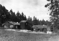 Østerdalstunet på Norsk folkemuseum. Fra venstre: Barfrøstue
