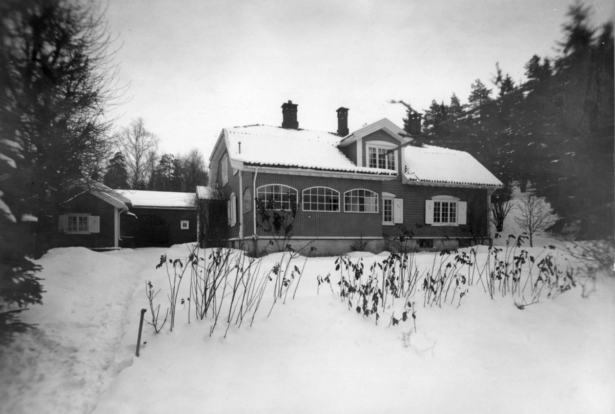 Bærum. Gerhard Munthes hus 1929. Vinterbilde av villa med uthus.