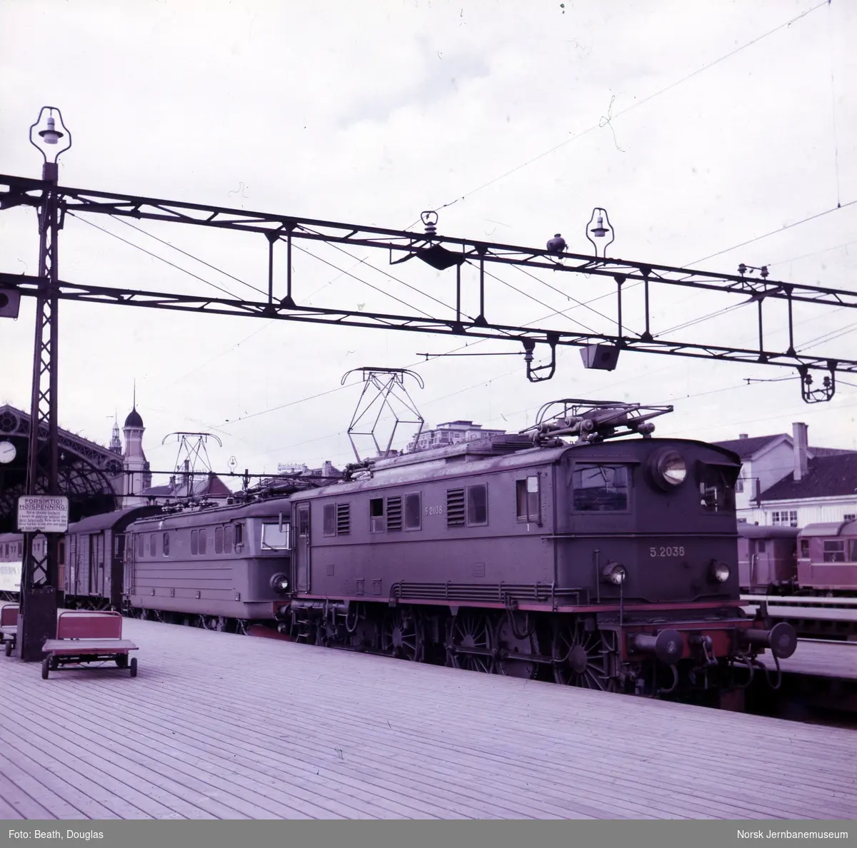 Elektrisk lokomotiv El 5 2038 foran El 11 i tog mot Østfoldbanen på Oslo Ø