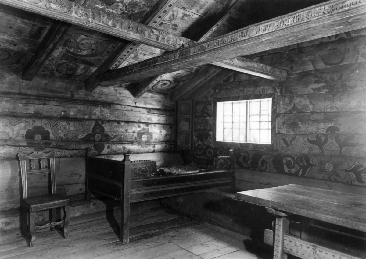 Stue fra Bjørnebergstølen i Hemsedal, fotografert i Hallingdalstunet på Norsk folkemuseum, ukjent år. Interiør.