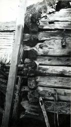 Engan, Os, Nord Østerdal, Hedmark 1941. Løe og fjøs i tømmer