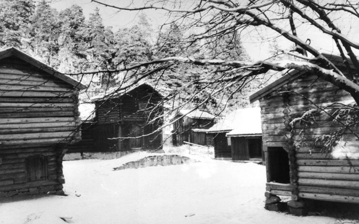Vinterbilde av Østerdalstunet på Norsk folkemuseum (1940-tallet?).