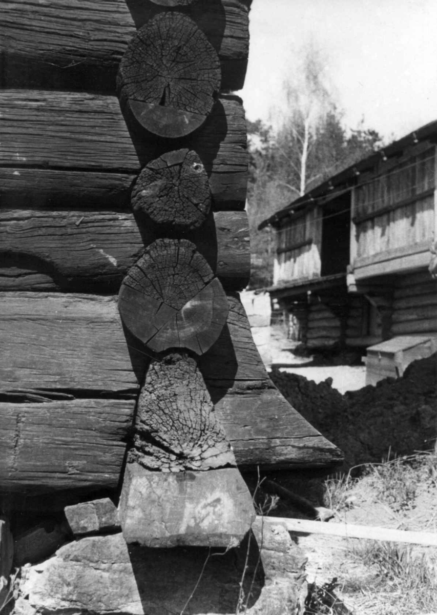Stue fra Søre Rauland i Nore og Uvdal, Numedal. Laftehoder. Fotografert på Norsk folkemuseum.