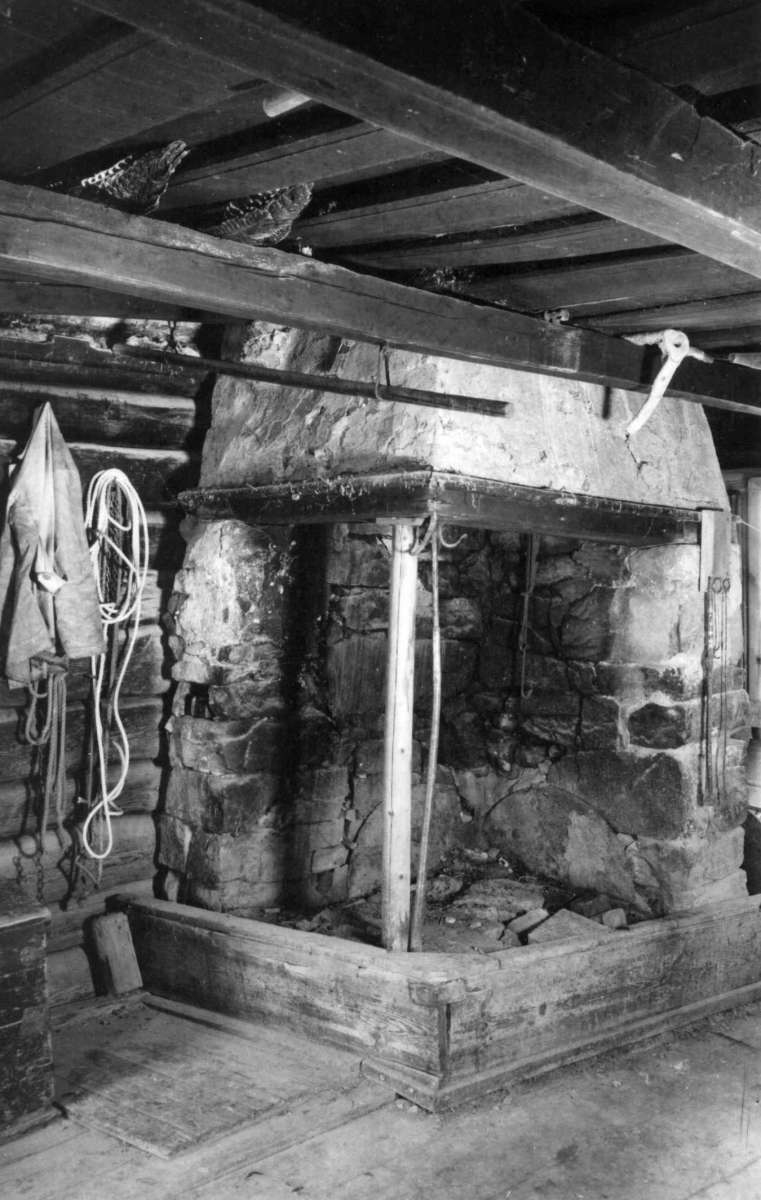 Bøler, Sørum, Akershus 1948. Interiør  med peis fra gammel 2 roms stue med egen inngang til begge rom fra tidligere sval.