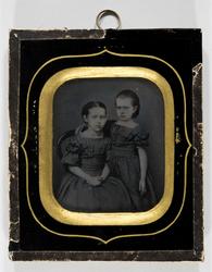 Portrett av to piker, søstrene Nina, født 1848, og Anna, fød