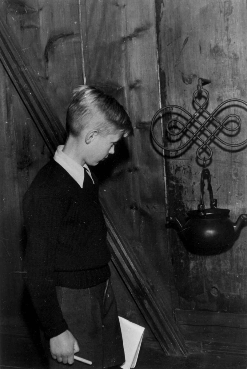 Skolebarn i Gol stavkirke på Norsk folkemuseum (Kong Oscar IIs samlinger), 1951.