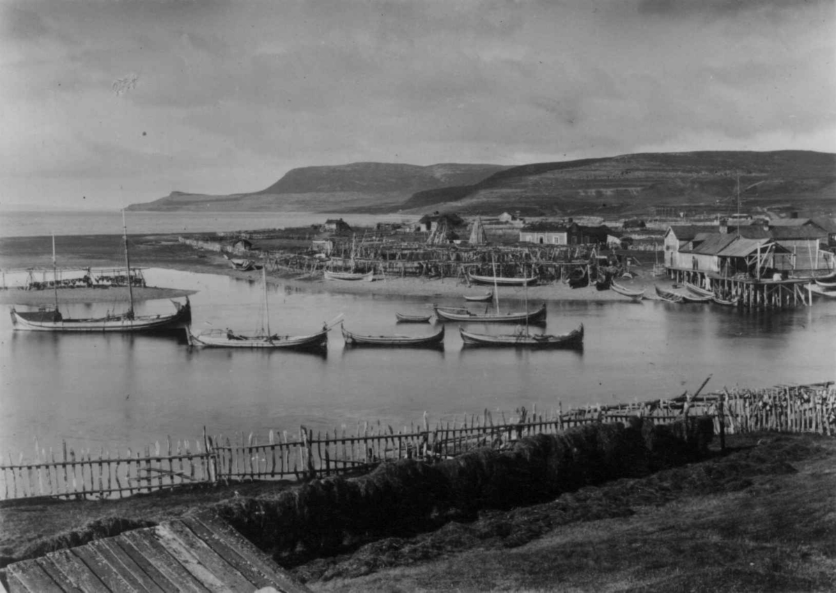Vestre Jakobselv, Vadsø i Nord-Varanger, Finnmark. Båthavnen ved elveoset, 1890-årene. Ulike båttyper og havnebebyggelse.