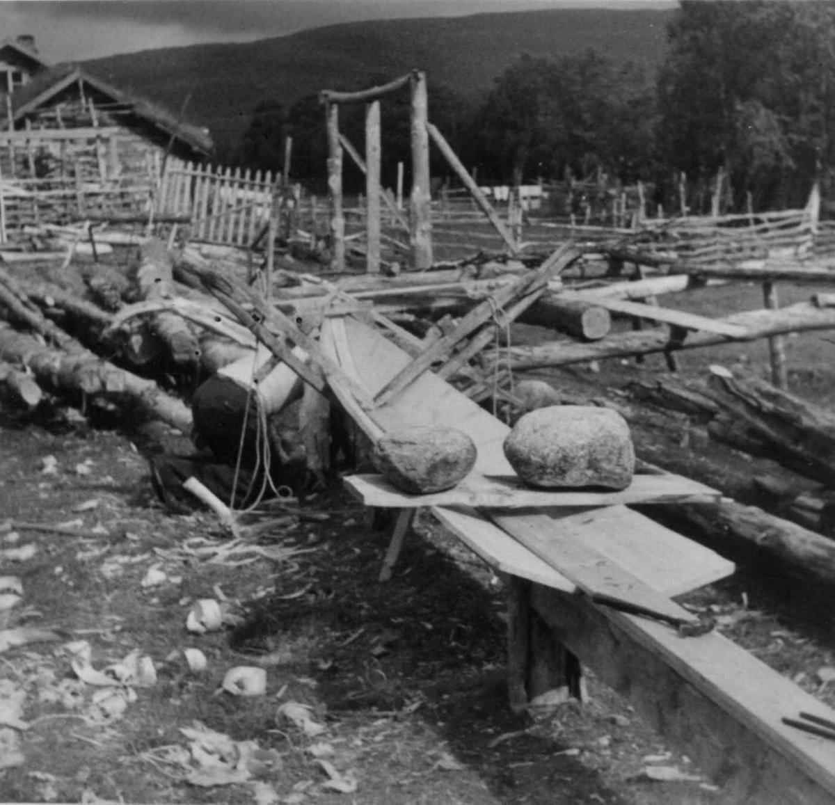 Alfred Rasmus Port bygger båt (6). Vinkelen kontrooleres og siktes inn. Karasjok 1952.