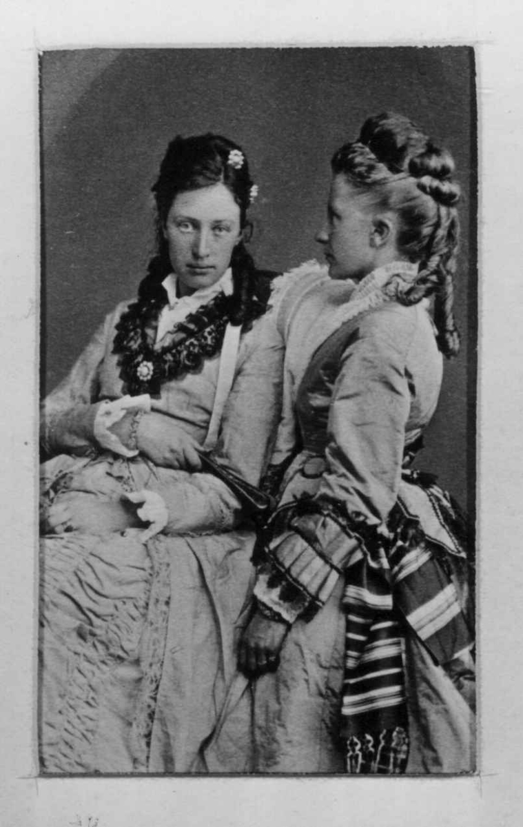 Portrett av to kvinner, Trondheim, 1875. Christine Jäger og Inga Breder.