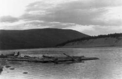 Flåte på vannet hos kjøpmann Laiti. Utsjoki 1948.