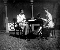 Sypiker, Dal gård, Ullensaker, ca. 1893. To kvinner med søm 