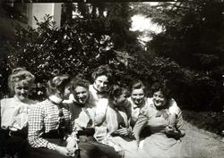Gruppeportrett, Sveits. Kvinnegruppe utendørs.
Ant. fra ser