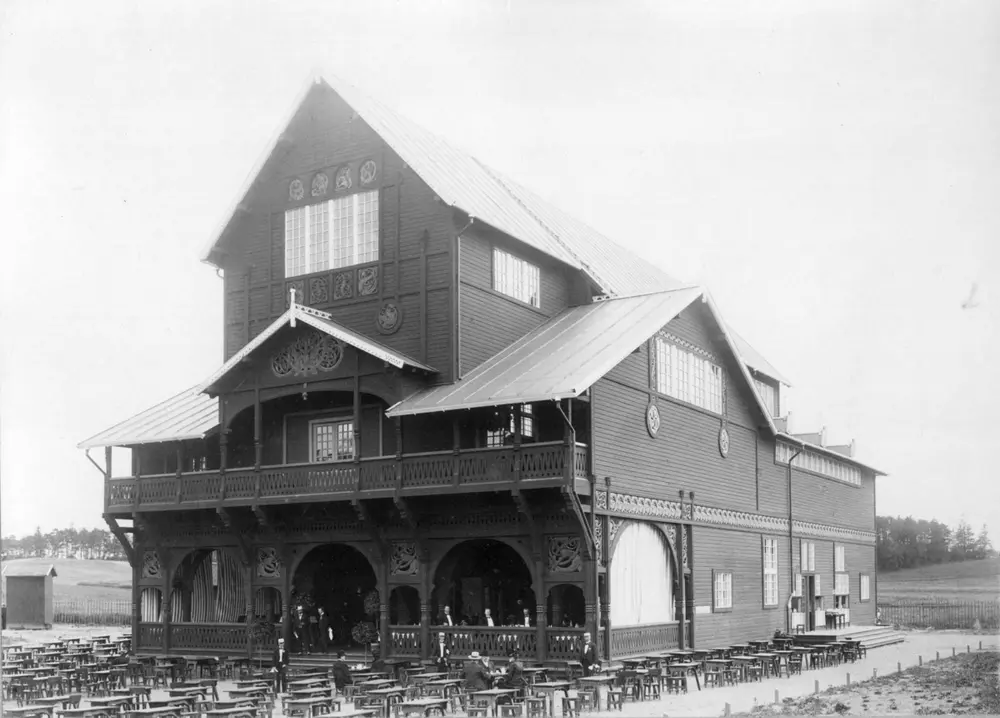 Pariserpaviljongen, bygning nr. 302 på Norsk Folkemuseum, her fotografert i 1903. Huset, som hadde vært på Verdensutstillingen i Paris 1900, ble brukt som restaurant, og åpnet i forbindelse med Den Kulturhistoriske Utstilling.