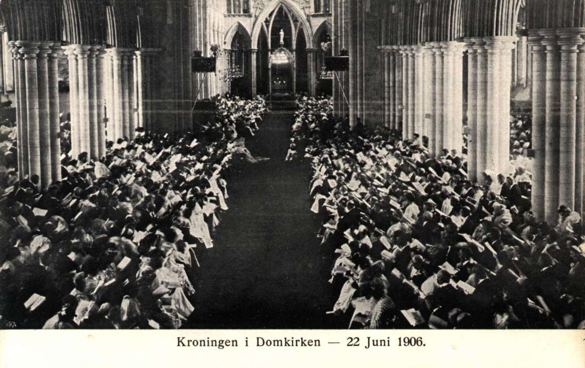 Postkort. Tekst på postkortet: Kroning av kong Haakon i Nidarosdomen, 22 juni 1906.