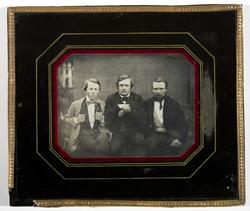 Daguerreotypi. Gruppeportrett av tre menn i halfigur utendør