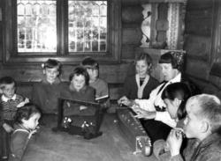 Ragna Brenno Frydenberg spiller langeleik for en gruppe barn