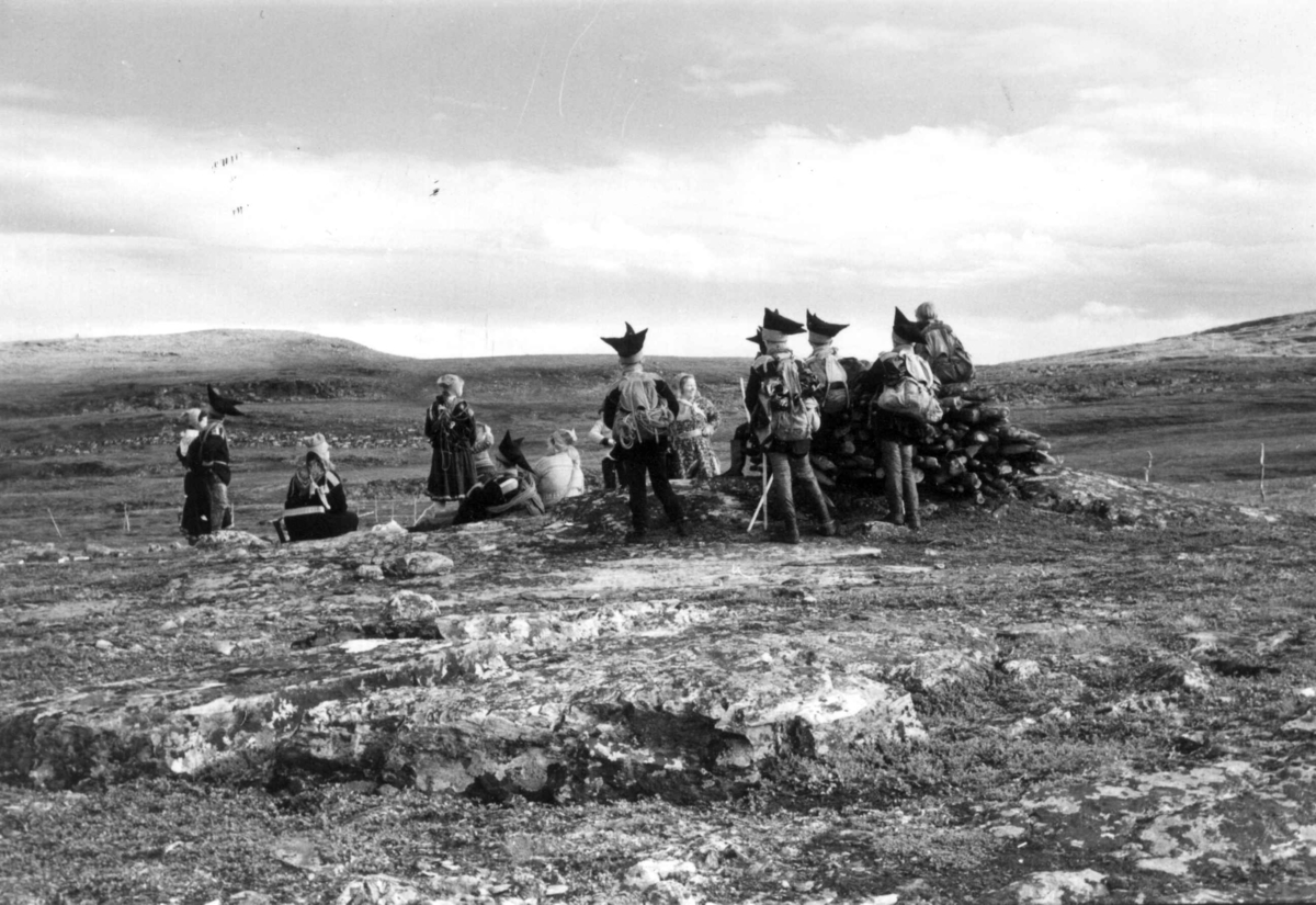 Reindriftskurs for Karasjok-elever, her samlet ved reingjerde på vidda over Ytre Billefjord 1959.