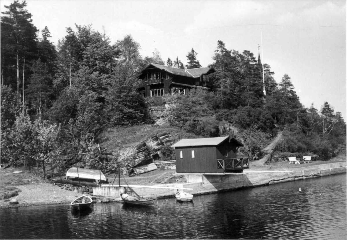 Haldenveien 5/7, Snarøya, Bærum, Akershus 1960. Hovedbygning med badehus sett fra sjøen. Eier: fru Margrethe Nagell-Erichsen.