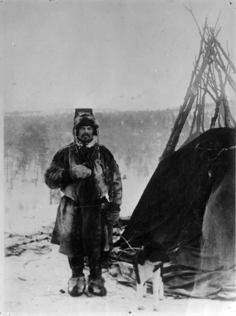 Mossei Ljätoff (Ole Must) (Moses), skoltesame og reinvakt ved sitt vakttelt, Pasvik, Sør-Varanger, Finnmark, 1903.