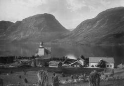 Vang kirke, Vang, Oppland, med bebyggelse omkring.