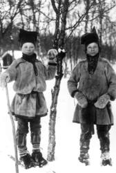 To gutter i samedrakt utendørs vinterstid, Sør-Varanger, Fin