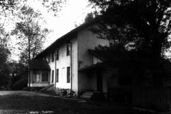 Tveiten gård, Oslo, Østre aker. Våningshuset og gårdsplassen