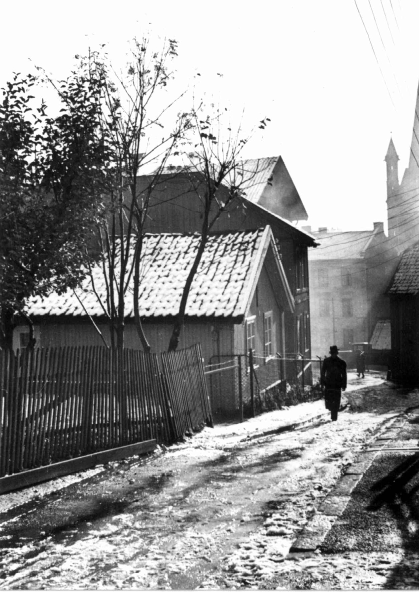 Enerhaugen, Oslo 1935. Person spaserer i gata, vinterbilde.