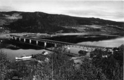 Bru over Mjøsa, Lillehammer 1935. Dampbåt ved kaia.  Landska