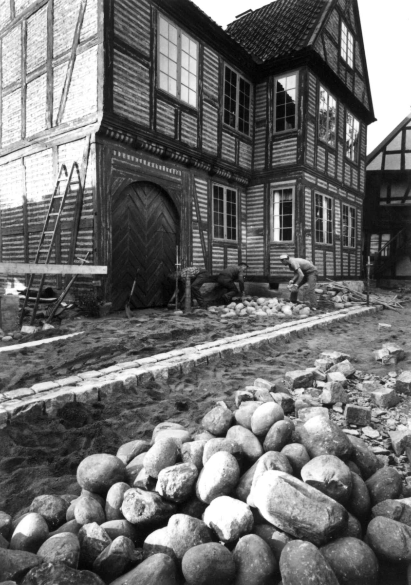 Steinbrolegging og steinarbeide utenfor Tollbugata 14, på friluftsmuseet, 1971.