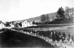 78. Brudeferd, Vossevangen, Voss. Brudefølge på hest, på vei