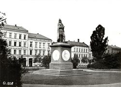 Eidsvolls plass, Oslo 1872. Harald Hårfagre-monumentet. Lage