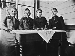 Gruppe kvinner sittende ved bord, sannsynlig Grimstad, Aust-