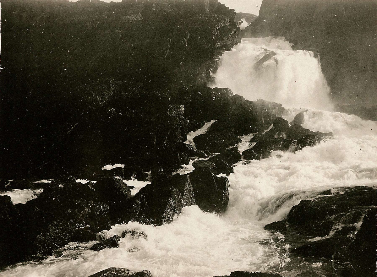 Adamsfjordfossen, Lebesby. Del av serie fra en forskningsreise i Øst ...