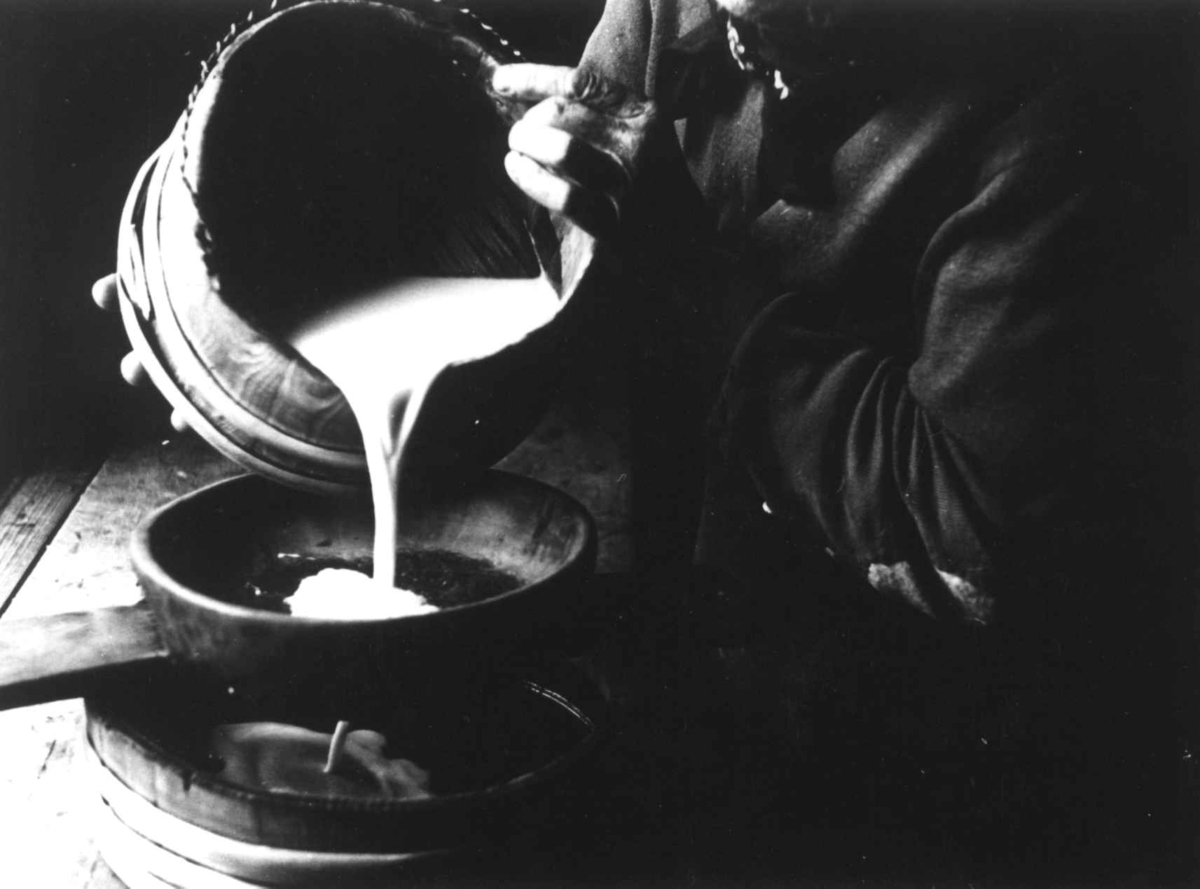 Valle, Setesdal, Aust-Agder 1940. Fru Maria Håbesland siler melk.