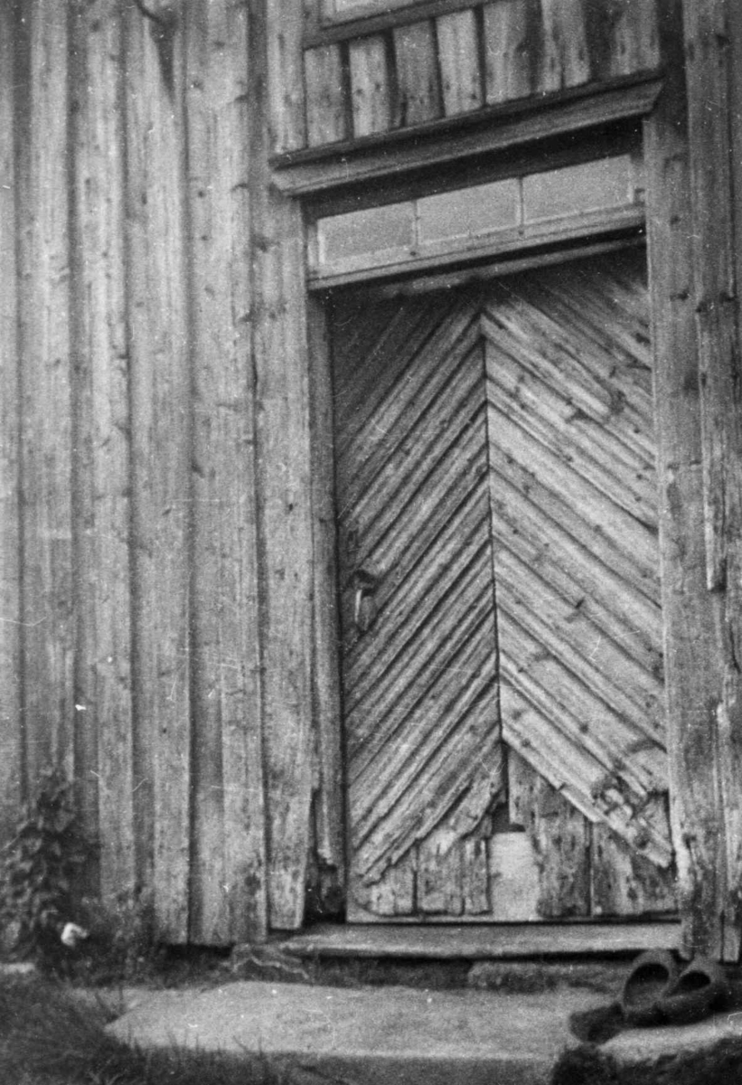 Tresko på trappen til inngangsdøren. Eiken 1937.