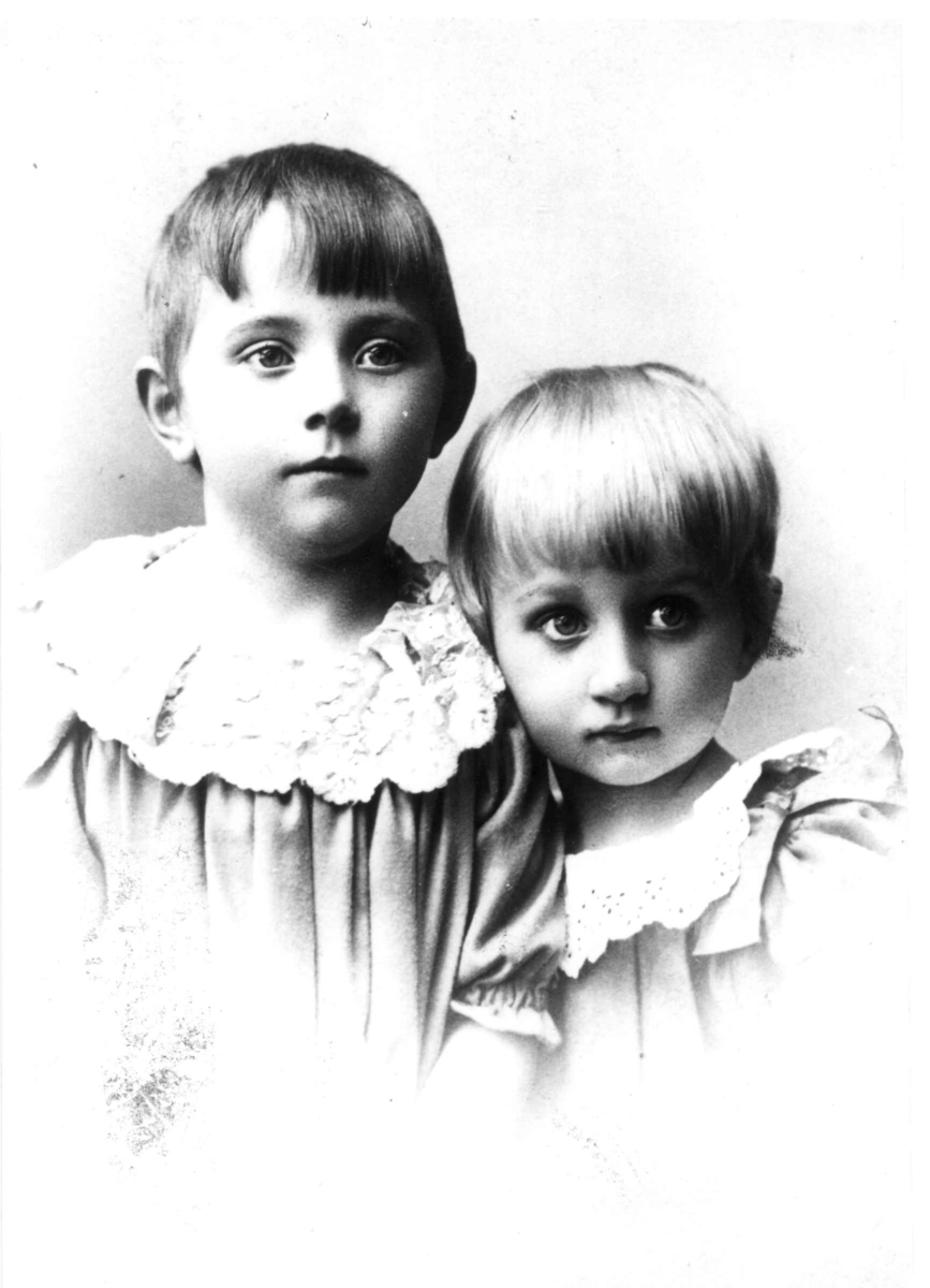 Portrett i kabinettformat av to barn.