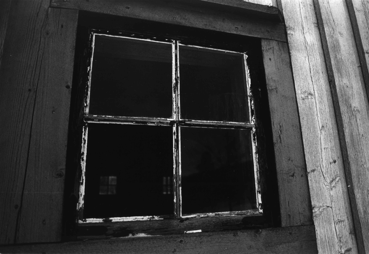 Bogstad, Oslo. 1979. Bilde av vindu etter brannen.