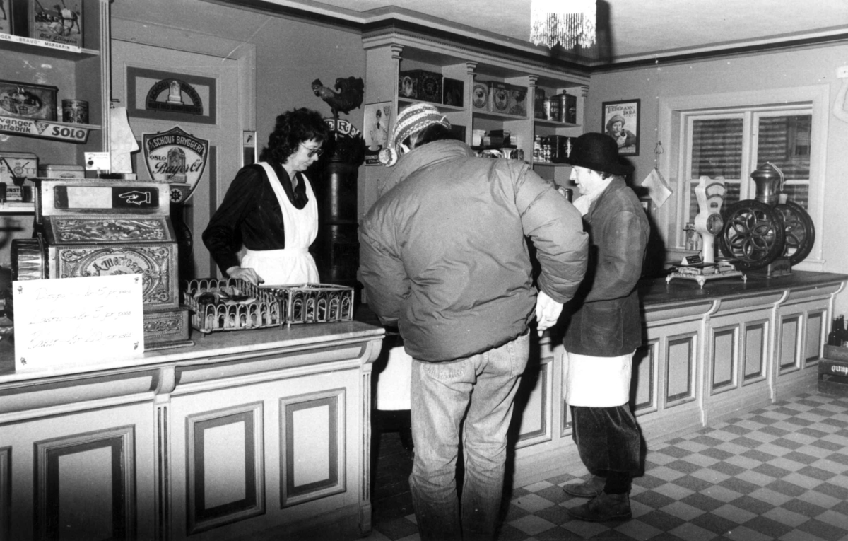 Julemarked 1987. Butikken, salg av sukkertøy.