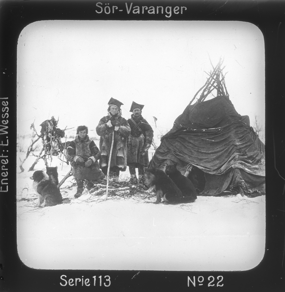 Fjellsametelt på Sør-Varangervidda, Finnmark.
Motivet har nr. 22 i lysbildeforedraget kalt  "I lappernes land - Sør-Varanger", utgitt i Nerliens Lysbilledserier, serie nr 113. 