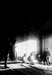 Gruppe barn på låvebrua, prestegården i Hurum. Fra v. Kristo