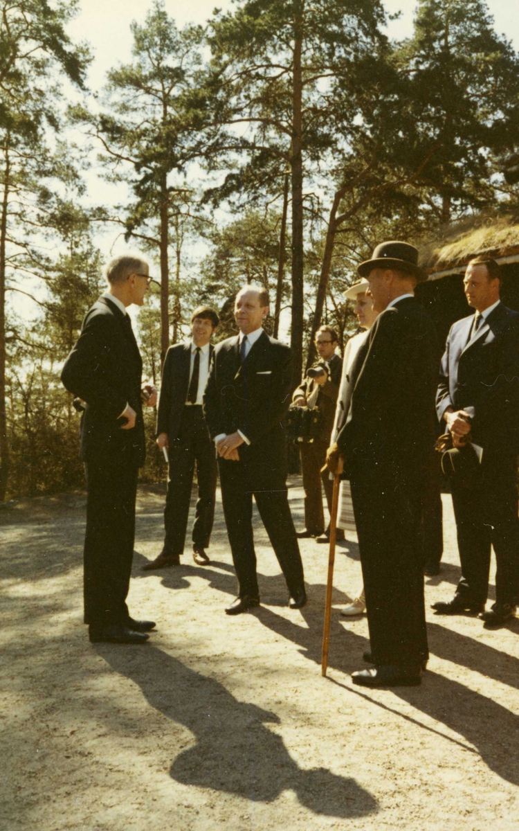Islands president besøker NF 4/5 1971. Direktør Reidar Kjellberg orienterer presidenten, Kong Olav og Kronprins Harald med følge foran Berdalsloftet.