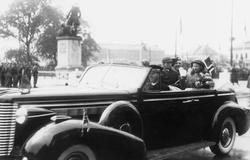 Fra Oslo 7. juni 1945.
Kongen kommer tilbake.Her kommer bile